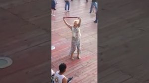 Пьяная баба сняла трусы