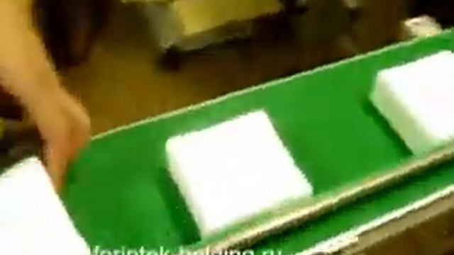 Нанесение этикетки сверху на плоскую коробку