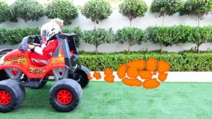 Никита играет с детскими машинками и помогает своим друзьям