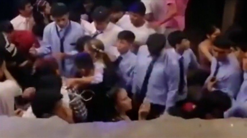 В Перу 25 выпускников провалились под землю из-за обрушения танцпола