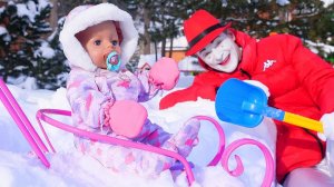 Видео игры как мама. БЕБИ БОН на прогулке! Ищем Замок в снегу! Baby born в видео куклы для девочек
