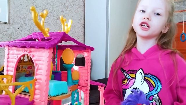 Милана показывает свой домик Enchantimals