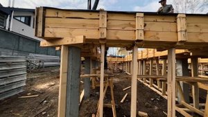 Свайный ростверк под дом на забивных сваях, сложная конструкция, подвесной ростверк