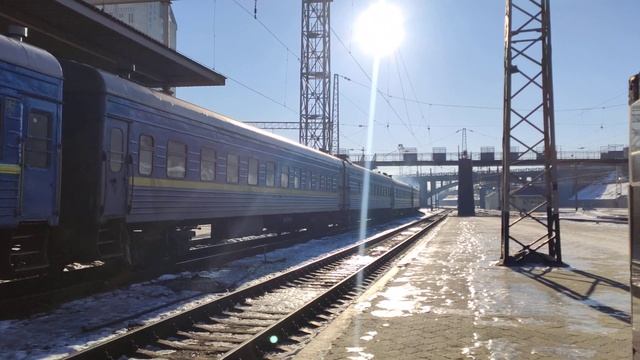 Электровоз ВЛ82М-061 с дополнительным поездом №212 Львов-Харьков смотреть онлайн