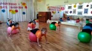 Танец радуга Фитбол дети и сотрудники