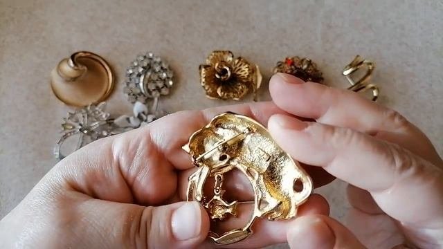 84. Распаковка винтажной бижутерии. Лот с винтажными брошами.