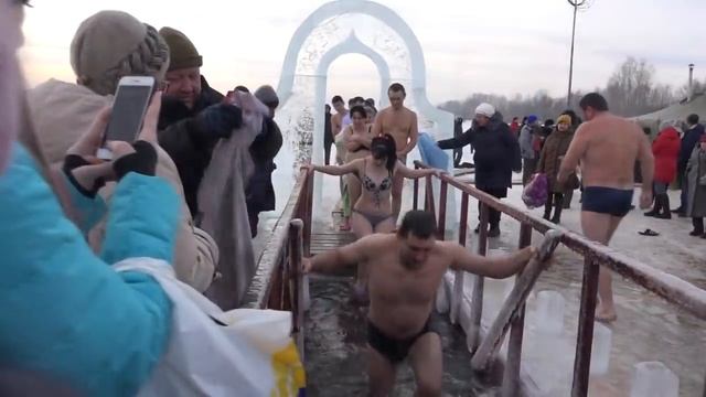 Купание в проруби на Крещение, в Бийске в 2019 году смотреть онлайн