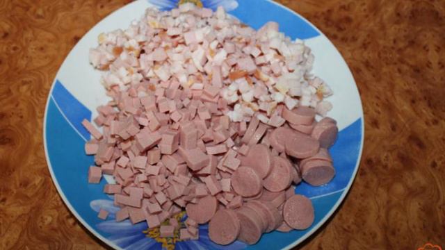 Спагетти с колбасками и беконом