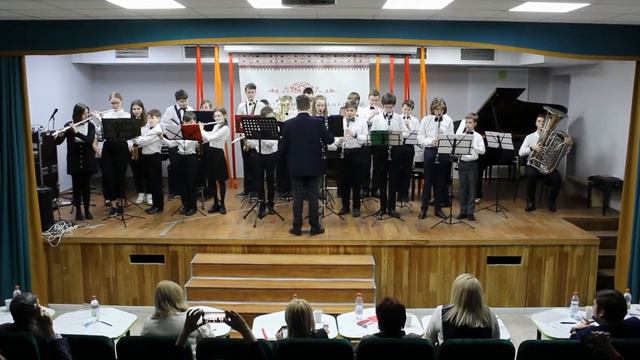 Б.Мокроусов  "Марш защитников Москвы", Е.Крылатов "Прекрасное далёко"
