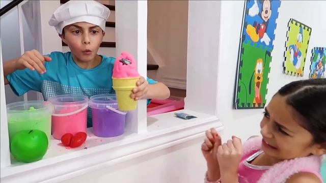 Хайди и Зидан притворяются, что продают игрушки из песочного мороженого для детей смотреть онлайн