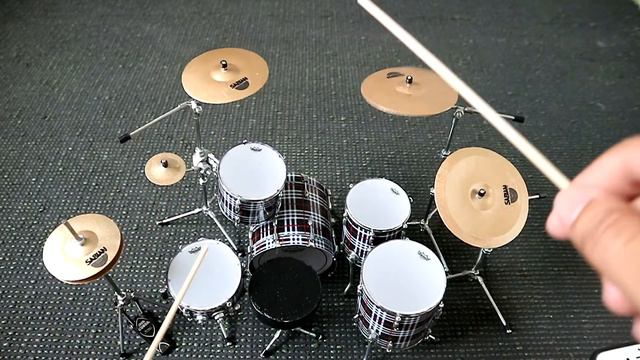 Muse - Hysteria (Miniature Drums Cover) смотреть онлайн