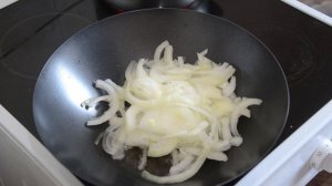 Рис с овощами и тушенкой на сковороде вок wok