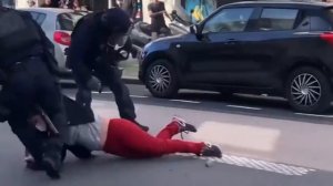 Полиция Франции разгоняет беспорядки. Там так можно, это другое.
