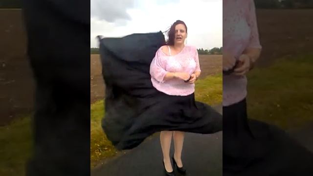 Satin skirt on a windy day смотреть онлайн
