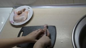 Как быстро и просто разделать куриный окорочок на филе//Куриное филе из окорочка