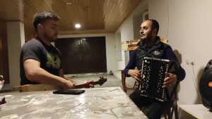 Чеченская песня Малика на кумузе и гармошке ( Ислам и Тинов)