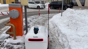 Робот-курьер «Яндекса» в Москве