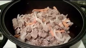 Говядина, тушенная с луком и морковью
