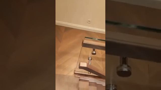Перила для деревянной лестницы из стекла