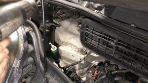 Замена груши подкачки топлива Renault Trafic