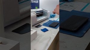 Покупка подарка в DNS: наклейка плёнки на телефон