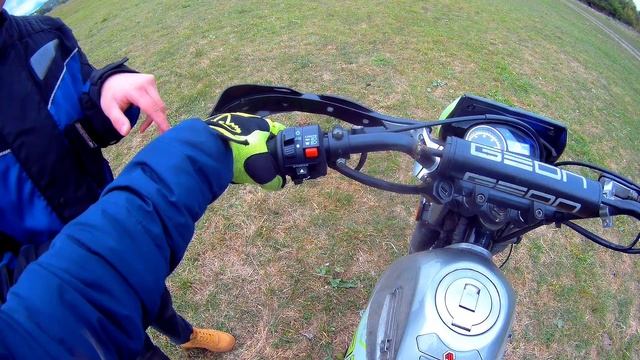 Девушка Первый раз за Рулём Мотоцикла • Уроки вождения на Geon X-road 250 Pro смотреть онлайн