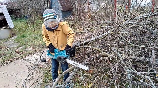 Как пилить деревья электропилой Макита