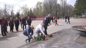 Дмитрий Азаров и Елена Лапушкина приняли участие в общегородском субботнике