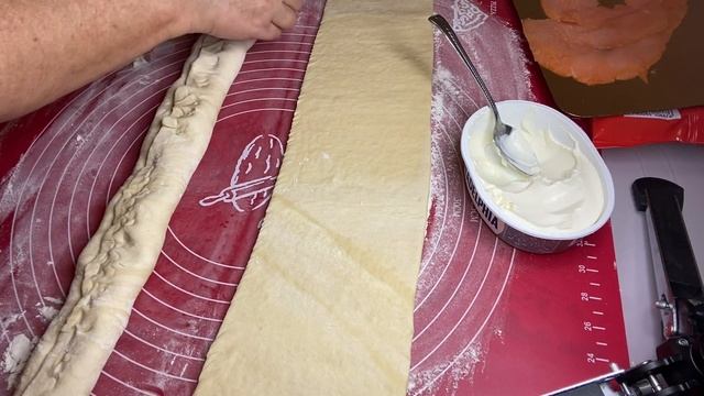 ТАКОГО ВЫ ЕЩЕ НЕ ПРОБОВАЛИ . Крендель со шпинатом , копченым лососем,сыром в слоеном тесте