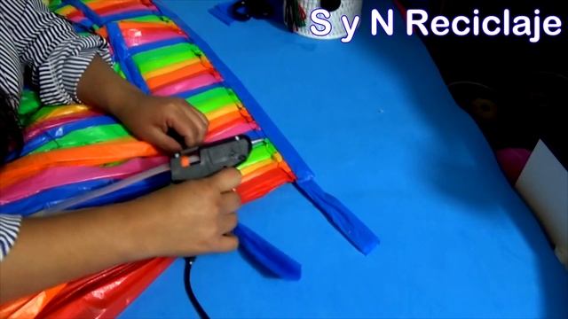 Vestido hecho con Bolsas Plásticas - TRAJES CON MATERIALES RECICLABLES смотреть онлайн