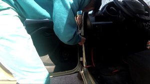Уплотнитель между дверью и крылом на Гранте