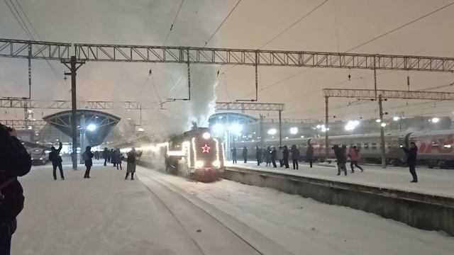 "поезд деда мороза" паровоз П36-0031 и тепловоз ТЭП70БС-346 с туристическим поездом смотреть онлайн