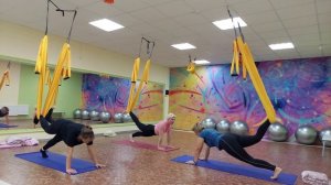 Йога в гамаках для среднего уровня.