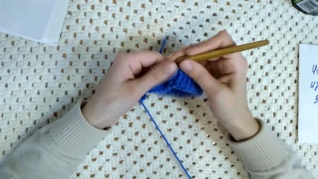 Как связать шапочку с удлиненной макушкой. Рельефное вязание крючком.