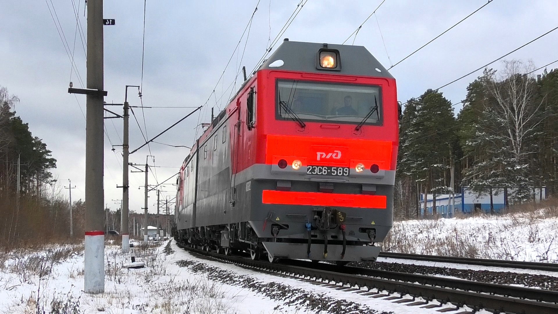 2ЭС6-589 "Синара" с грузовым поездом и приветливой бригадой