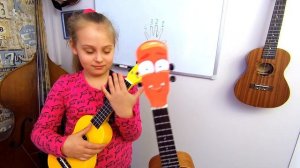 Квадроух и Полина дают 4 урок для детей по игре на укулеле. Упражнение "Весёлый паучок"