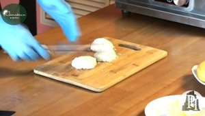Рецепт сырников с грушей и сыром Дорблю