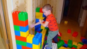 Малыш играет в экскаватор и трактор. Видео для детей.