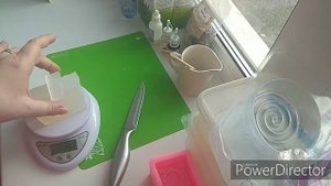 Лавандовое мыло из основы ручной работы с добавлением цветков лаванды и эфирным маслом.