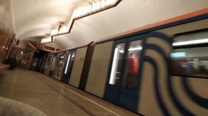 Отправление поезда "Москва" со станции метро Баррикадная