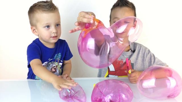 Челлендж КТО НАДУЕТ БОЛЬШЕ ШАР ? Вызов принят ! ПЛАСТИКОВЫЙ ПУЗЫРЬ Challenge Magic Goo Balloon смотреть онлайн
