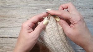 Шапку делает КРАСИВАЯ МАКУШКА  МК теплая женская шапка спицами  Пряжа Пух норки