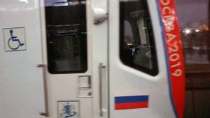 Поезда метро на станции Воробьёвы Горы