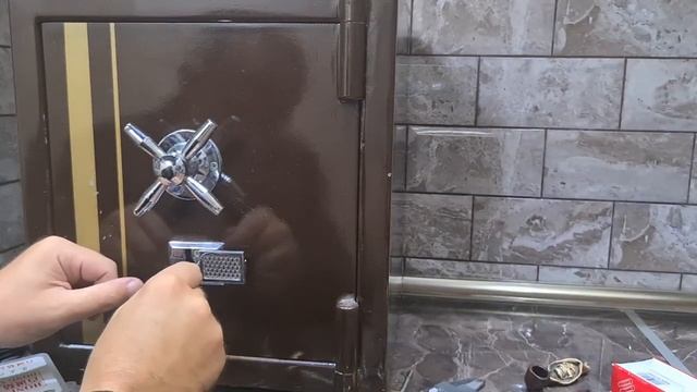 Как открыть сейф без ключа