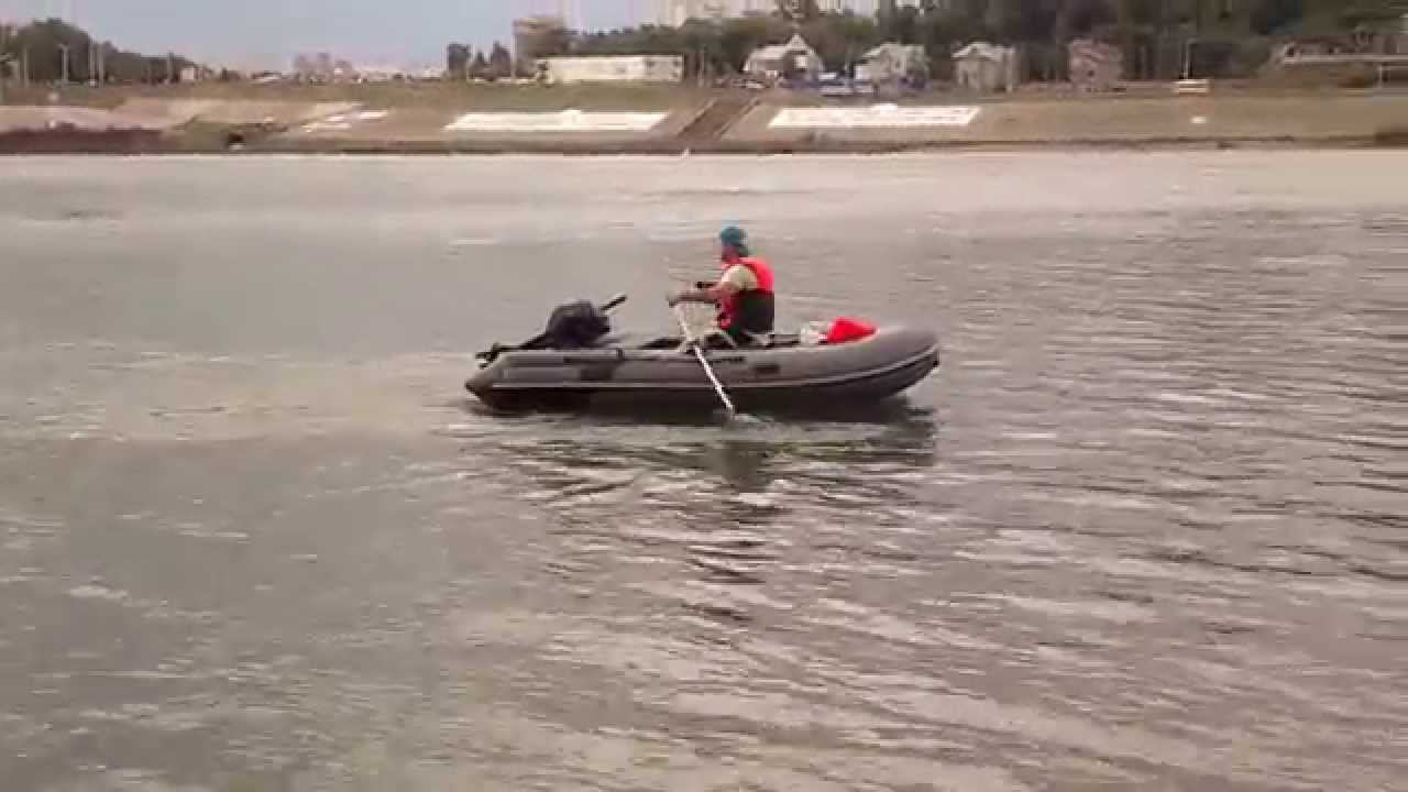 На веслах ПВХ лодка идет против течения. Город Уфа, река Белая.