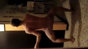 парень танцует тверк