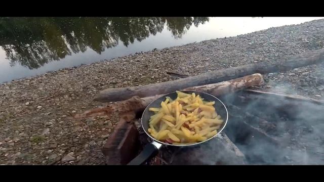 Отдых с ночевкой, рыбалка на Уфе. Готовим еду и кайфуем. смотреть онлайн