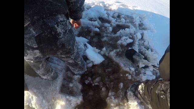 СРЫВ РЫБАЛКИ! ЧТО-ТО ПОШЛО НЕ ТАК! ДРУЗЬЯ ВЫРУЧАЮТ!РЫБАЛКА 2020 смотреть онлайн