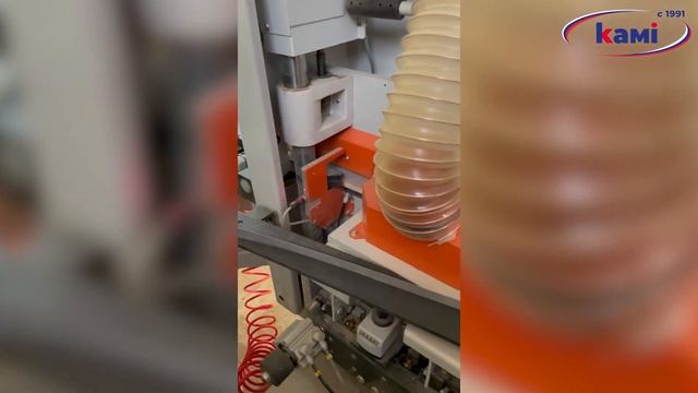 Облицовка заготовки с применением очищающей жидкости на кромкооблицовочном станке OSTERMANN 6TF PUR