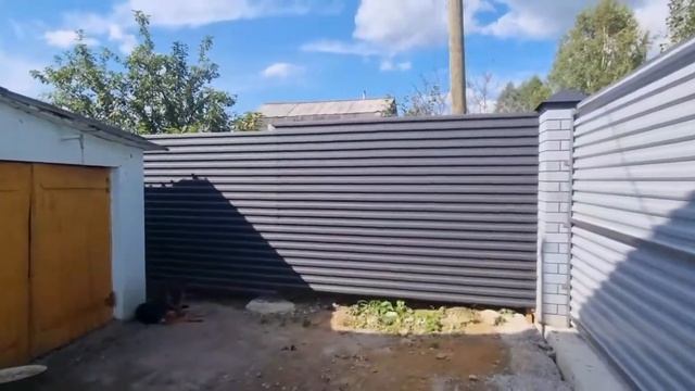 Монтаж забора из профнастила С21 с горизонтальным расположением листов и откатными воротами.